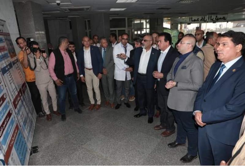 محافظ بني سويف يرافق وزير الصحة خلال  تفقده مسشتفيات المحافظة