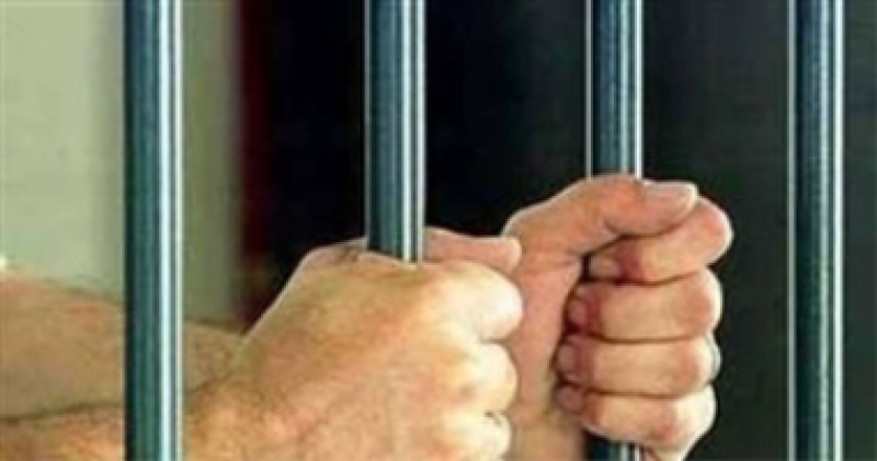 السجن المشدد 7 سنوات لمتهم وابنه وآخرين سرقوا شخصا بالإكراه فى سوهاج