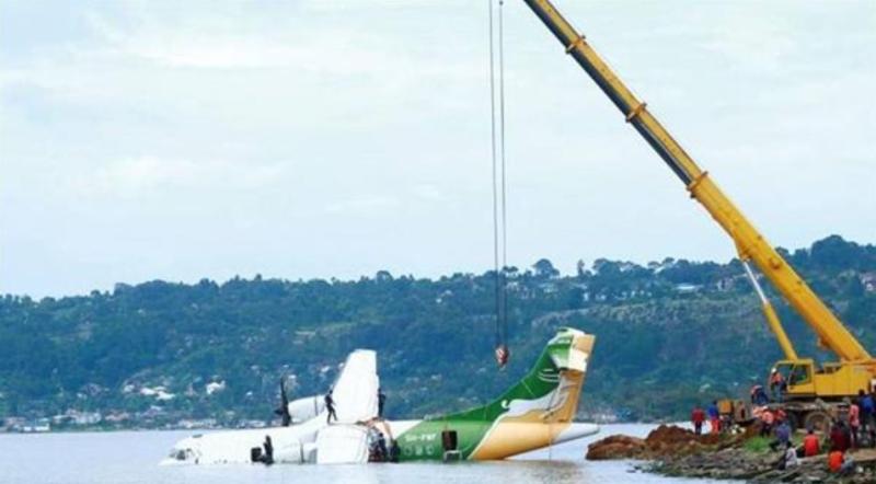 انتشال حطام الطائرة من بحيرة فيكتوريا في تنزانيا