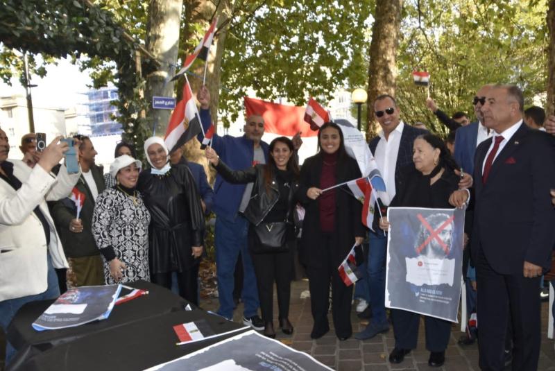 بالصور والاعلام .. المصريون في ميلانو ينظمون وقفة تأييد للرئيس السيسي