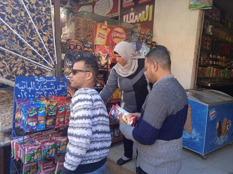 استمرار أعمال النظافة ورفع المخلفات وتكثيف الحملات الرقابية على الأسواق بدائرة مركز ناصر 