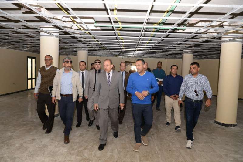 رئيس جامعة المنصورة يتفقد التجهيزات النهائية لفندق الجامعة برأس البر