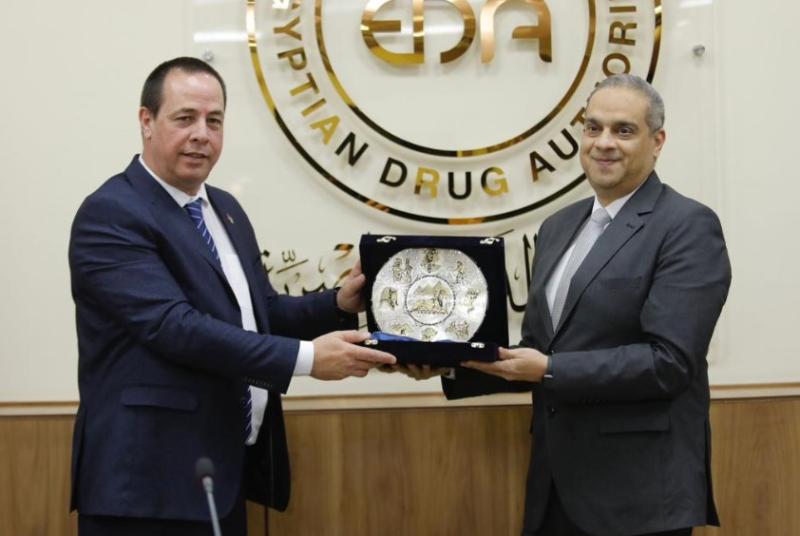 رئيس هيئة الدواء المصرية يلتقي وزير الصحة الكوبي ( صور)