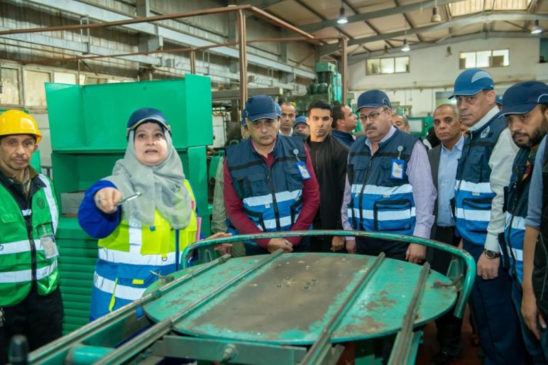وزير الدولة للإنتاج الحربى يتابع مسيرة العمل فى شركة حلوان لمحركات الديزل
