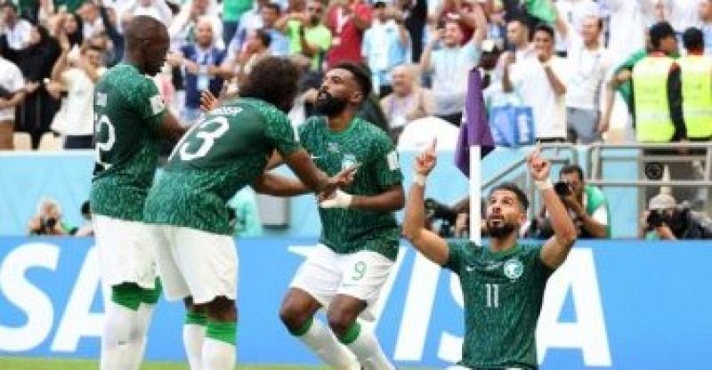 انطلاق الشوط الأول من مباراة السعودية وبولندا بكأس العالم