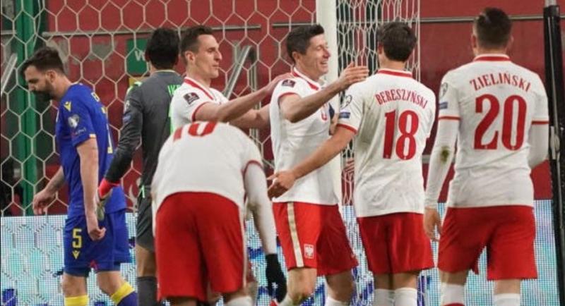 بولندا تسجل الهدف الأول عن طريق زيلينسكي بالدقيقة 39
