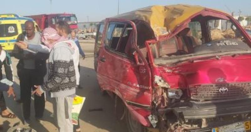 الدفع بـ15 سيارة إسعاف لنقل ضحايا حادث طريق ”السويس - القاهرة”