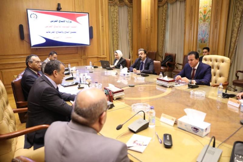 وزيرا الصحة والإنتاج الحربي يبحثان التعاون في مجال تجهيز سيارات الإسعاف (صور)