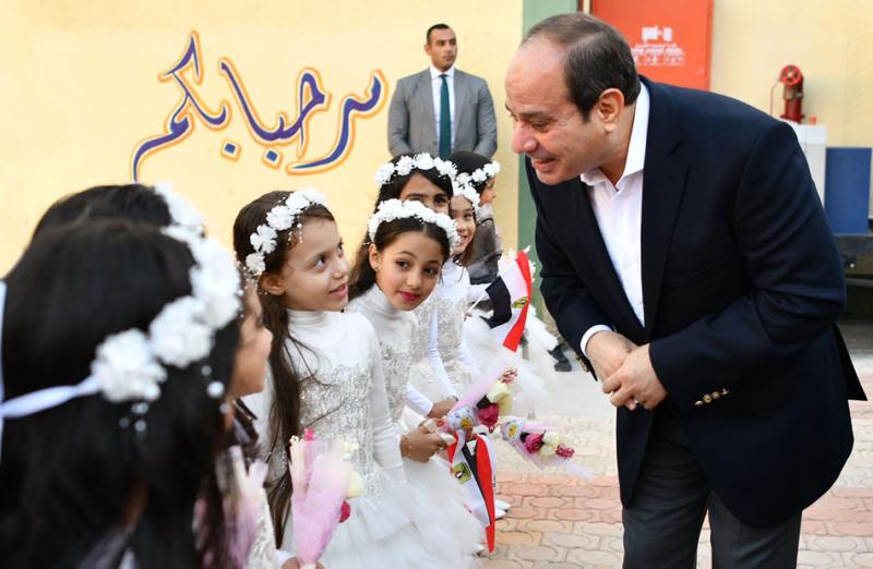 الرئيس السيسي يتبادل الحديث الأبوي مع الأطفال في مدرسة الحصص بشربين ويتلقى منهم باقات الورود