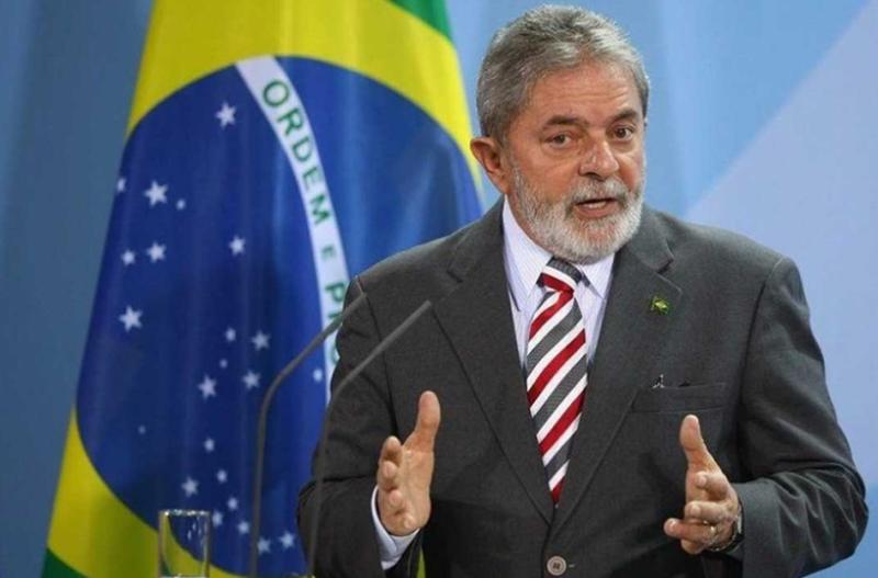 الرئيس البرازيلي المنتخب لولا دا سيلفا يجري تنظيرا للحنجرة