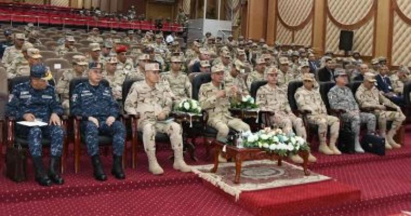 وزير الدفاع يشهد المرحلة الرئيسية لمشروع مراكز القيادة التعبوى ”فتح - 5”