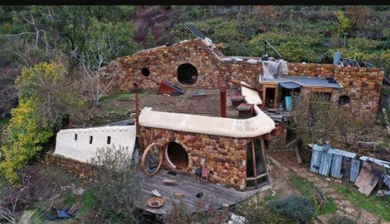 مهندس لبناني يبني لنفسه منزلًا صديقًا للبيئة ” بالصور ”