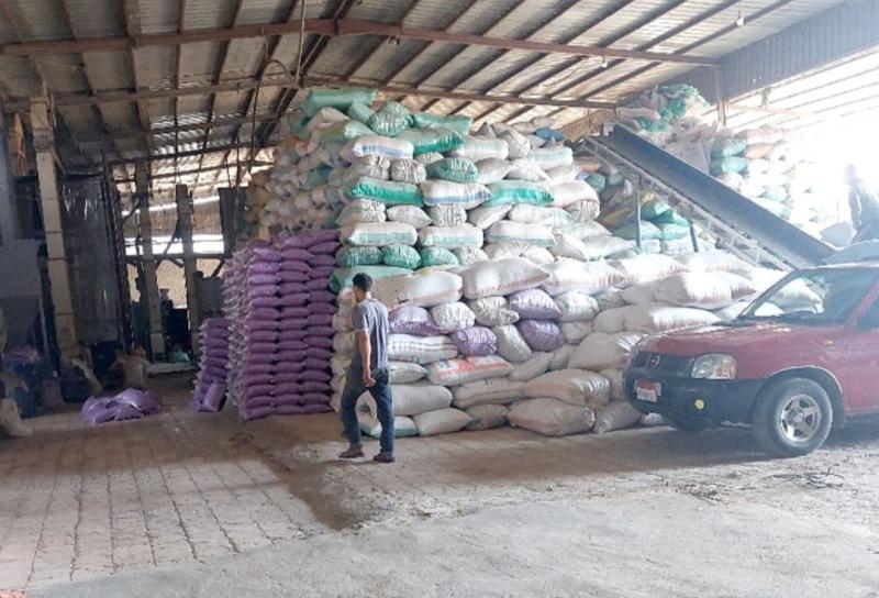 مصادرة 35 طن أرز شعير احتكرها تاجر في مركز شبراخيت بالبحيرة