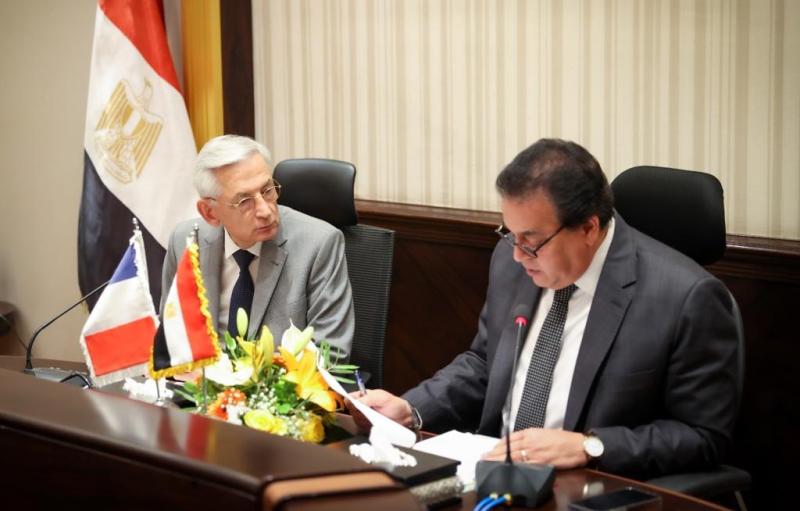 وزير الصحة يستقبل سفير فرنسا لدى مصر لمناقشة التعاون في القطاع الصحي