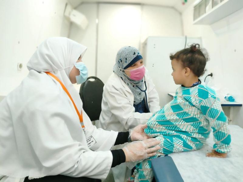 صحة المنيا تقدم الخدمات الطبية لـ 1796 حالة خلال قافلة بقرية بني سالم بمركز ديرمواس