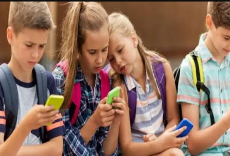”التربية والتعليم” تناشد أولياء الأمور مراقبة نشاط أبنائهم على الهواتف الذكية