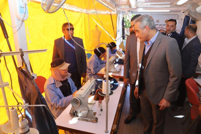 وزير القوى العاملة يتعهد بتسليم ماكينات خياطة للمتدربات فى طور سيناء