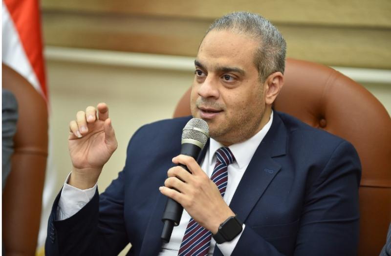 رئيس هيئة الدواء المصرية يستقبل رئيس و أعضاء لجنة الصحة بمجلس الشيوخ (صور)