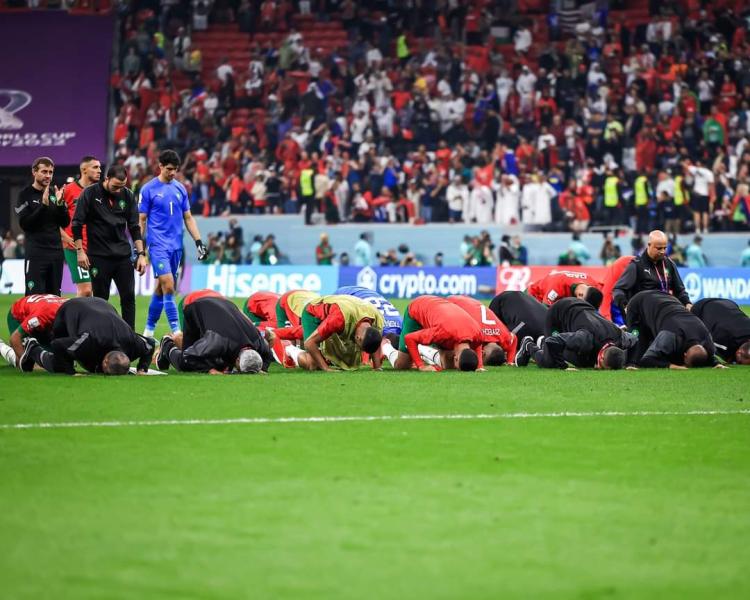 الجماهير المغربية تحيي اللاعبين رغم الخسارة أمام فرنسا و«الركراكي» يواسيهم