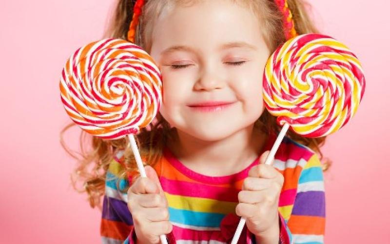 يمكن السماح للأطفال الذين أعمارهم 4-6 أعوام، بتناول قطعتي حلوى في اليوم فقط