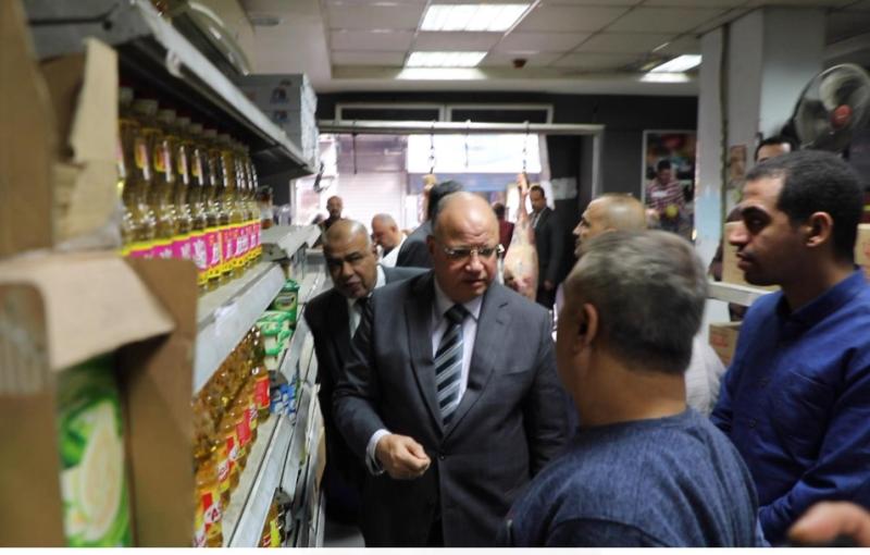 جولة مفاجئه لمحافظ القاهرة لمتابعة توافر السلع  بالمجمعات الإستهلاكية والأسواق للمواطنين (صور)