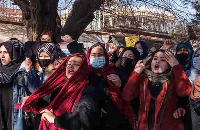 عشرات الأفغانيات يتظاهرن احتجاجا على منع تعليم الفتيات