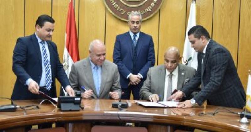 القوى العاملة توقع بروتوكول تعاون مع ”مصر للطيران”