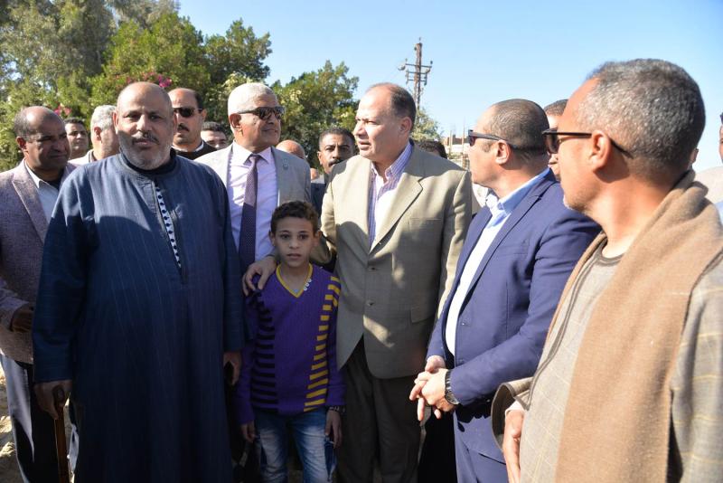 محافظ أسيوط ونائب مصطفى بدران يضع حجر أساس مدرستي ”الزاوية