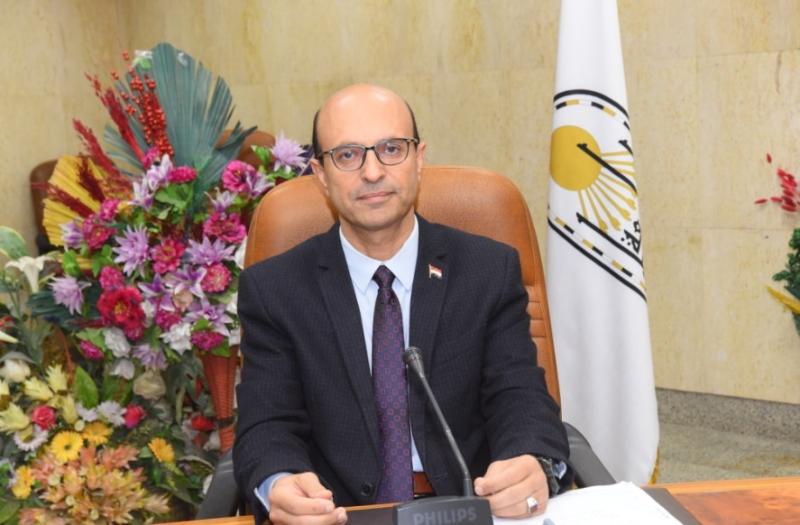 رئيس جامعة أسيوط يصدر عددًا من قرارات التعيين الجديدة بالكليات