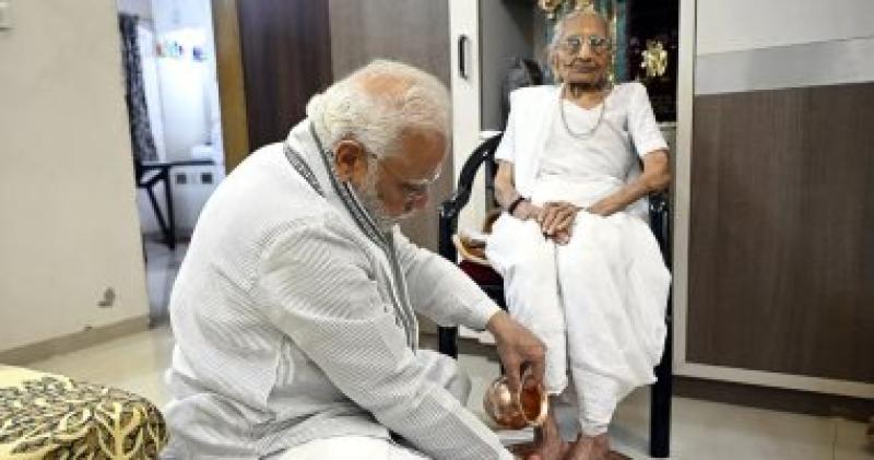 رئيس وزراء الهند ووالدته