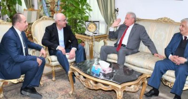 محافظ جنوب سيناء يبحث مع سفير أذربيجان زيادة الرحلات السياحية