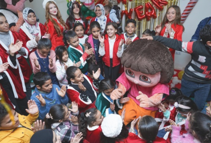 إحتفال إنجي مع أطفال الحروق بالألعاب وملابس بابا نويل