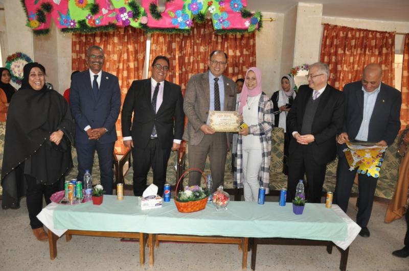 رئيس جامعة حلوان يفتتح المعرض السنوى الخيرى لطلاب المدن الجامعية