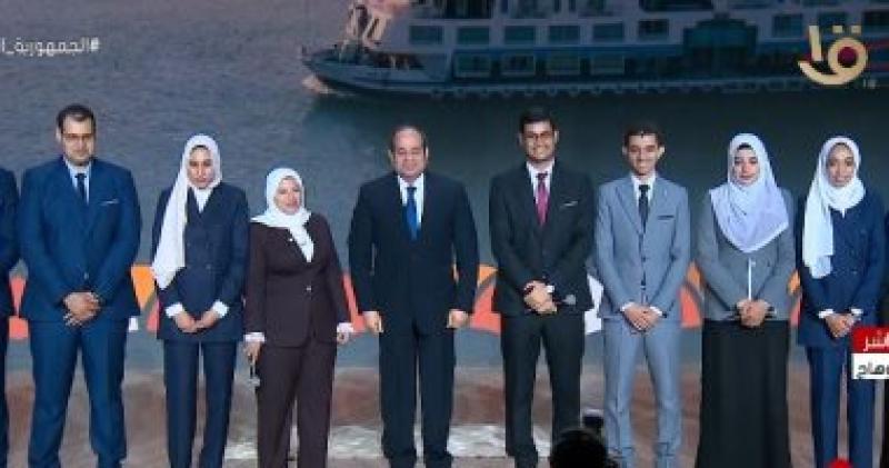 الرئيس السيسي يلتقط صورة تذكارية مع شباب يطورون مشروعات جديدة