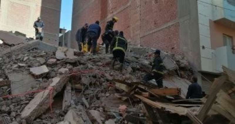 انتشال جثتين من أسفل أنقاض المنزل المنهار بمدينة أسيوط