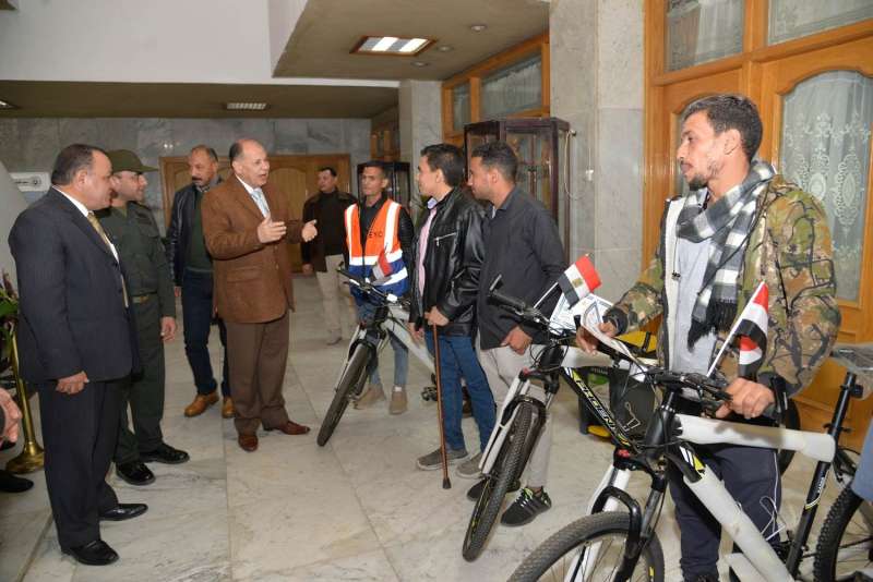 محافظ أسيوط يسلم 30 دراجة هوائية لأبناء وأسر الشهداء والمصابين 