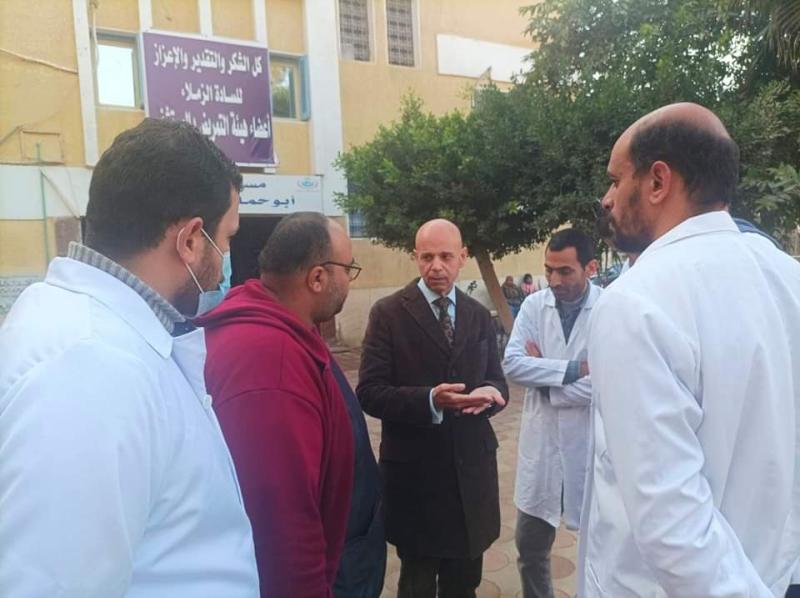وكيل وزارة الصحة بالشرقية يزور طبيب مستشفى أبو حماد المتعدى عليه بالضرب