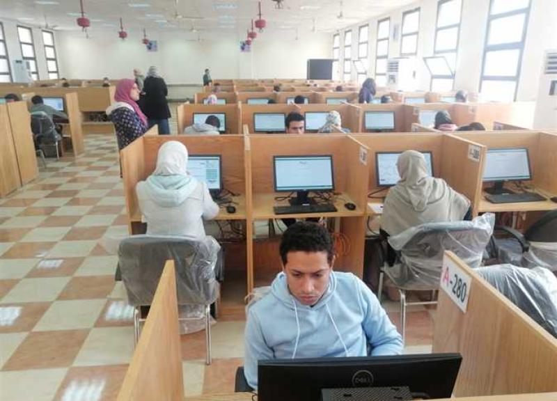 تلاميذ الصف الرابع الابتدائي يواصلون امتحانات نصف العام في المنيا