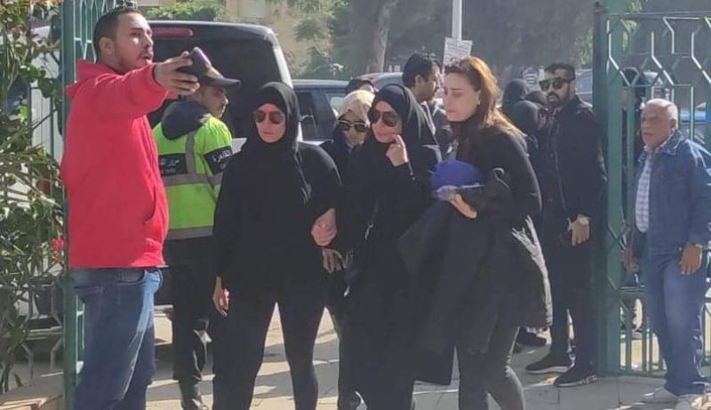 ريم البارودي تنهار من البكاء في جنازة والدها