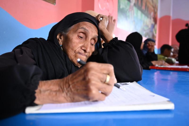 سيدة بالمنوفية تبلغ من العمر 87 عامًا تخوض امتحان تجاوز محو الأمية