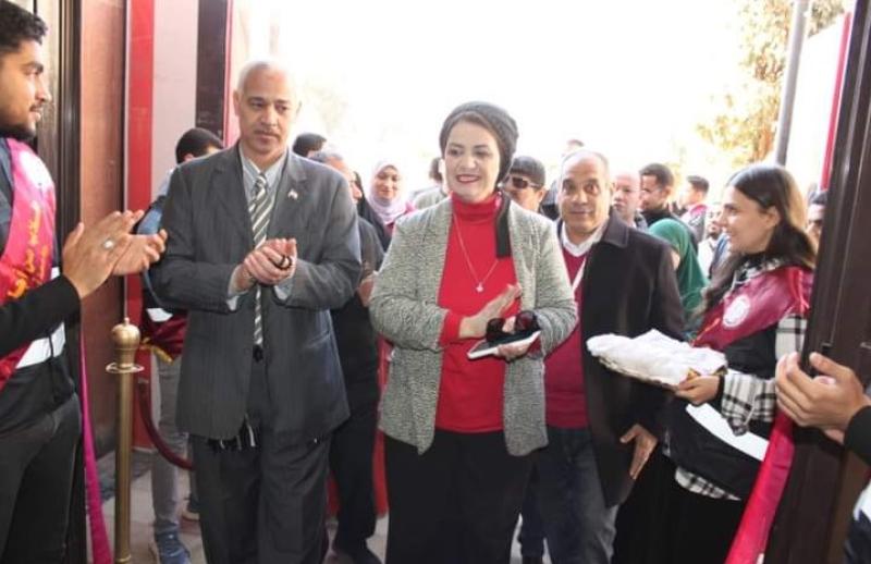 رئيس جامعة أسيوط تفتتح معرضاً خيرياً  ينظمه طلاب من أجل مصر