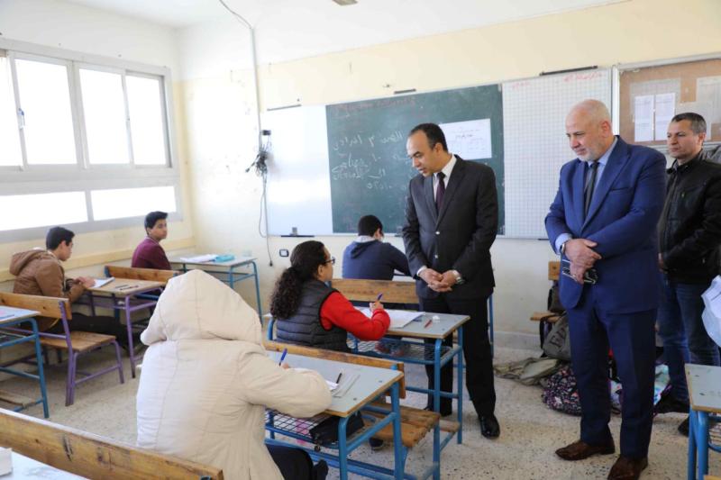 نائب محافظ المنيا يتابع انتظام سير امتحانات الشهادة الإعدادية بعدد من اللجان