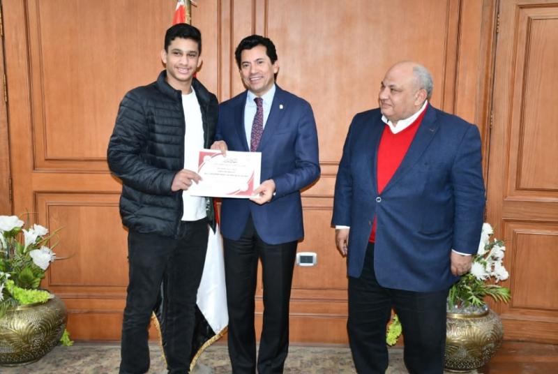 وزير الرياضة يلتقى مجموعة من أبطال مصر