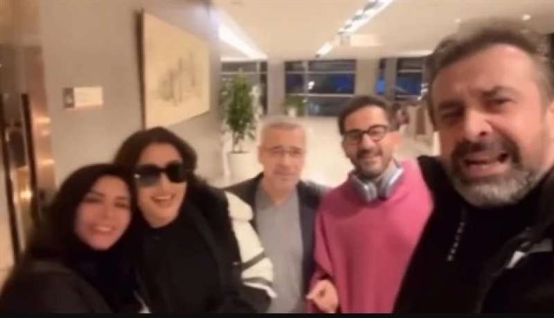 كريم عبدالعزيز مع أحمد حلمي ولطيفة قبل انطلاق joy awards بالسعودية