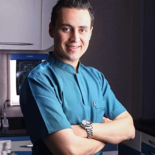 الدكتور إسلام لملوم يؤكد على ضرورة استخدام الخيط الطبي لتنظيف الأسنان وعدم الإكتفاء بفرشة الأسنان