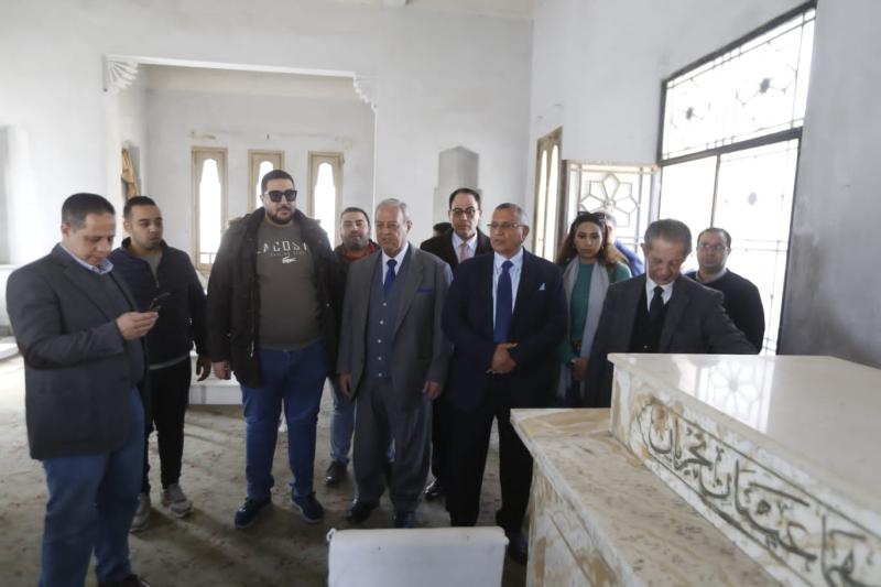 رئيس الوفد يزور قبري الزعيمين مصطفى النحاس وفؤاد سراج الدين ويضع إكليلاً من الزهور