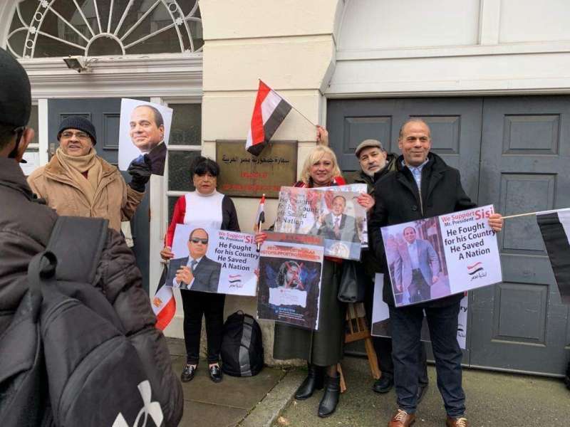 الجالية المصرية في بريطانيا في وقفة امام السفارة تضامنا مع الشرطة المصرية في عيدها