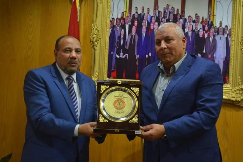”نائب رئيس جامعة الأزهر للوجه القبلي يلتقي محافظ الوادى الجديد؛ لتعزيز سبل التعاون