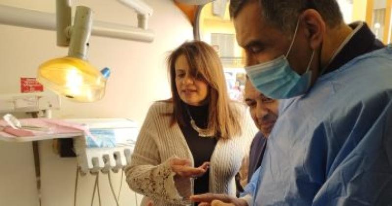 وزيرة الهجرة تتفقد قافلة طبية لأهالى الأسمرات بمشاركة خبير مصرى بالخارج