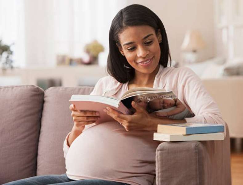 4 معلومات مدهشة عن القراءة اثناء الحمل بصوت عالى